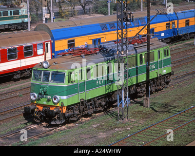 Posen, Großpolen, Polen. Lokomotive und geparkten Wagen in Poznan Glowny (Hauptbahnhof) Stockfoto