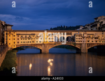 Ponte Vecchio Brücke in der späten Nachmittagssonne Florenz Italien Europa Stockfoto