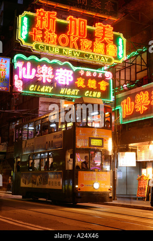 Nightime Schuss der Straßenbahn mit Neon-Lichter auf den Straßen von Hong Kong China Stockfoto