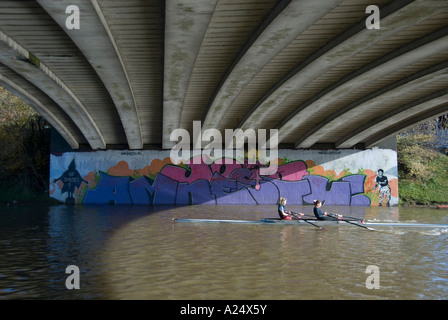 Oxford, UK: 01. April 2007 - Zwei Frauen Zeile unter Donnington Brücke am 01. April 2007 Auf der Themse, Oxford Stockfoto