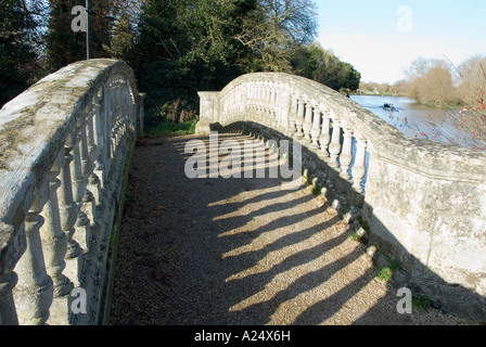 Licht Schatten von geschnitzten Geländer stellen auf dekorativen weißen Fuß Brücke Iffley Lock Fluss Themse Oxford England 2007 Stockfoto