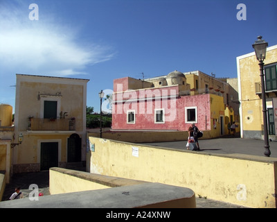 ein paar Touristen zu Fuß in Ventotene, Insel im Mittelmeer, Italien, Kampanien, Latium, Italien, EU Stockfoto