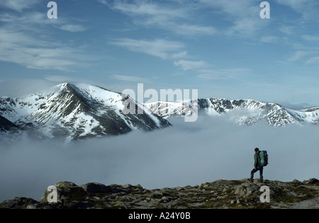 Walker auf einem Bergrücken oberhalb der Inversion Nebel in den Cairngorms National Park-Schottland Stockfoto