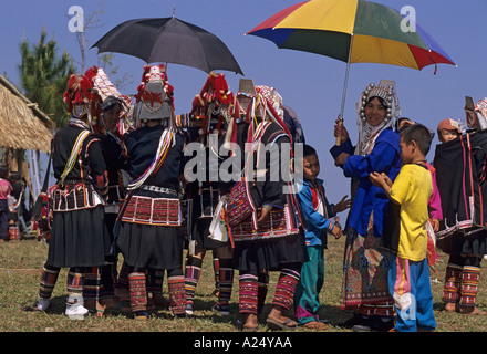 Akha Frauen in traditioneller Tracht, die Beherbergung von Sonne Neujahrsfeiern Mae Salong Bereich Chaing Rai Thailand Stockfoto