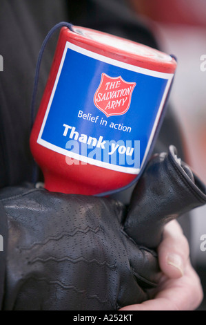 Heilsarmee-Mitglied sammeln Spenden für mildtätige Zwecke, Kendal, Cumbria, UK Stockfoto