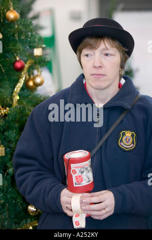 Heilsarmee-Mitglied sammeln Spenden für mildtätige Zwecke, Kendal, Cumbria, UK Stockfoto