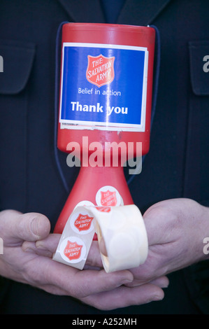 Heilsarmee-Mitglied sammeln Spenden für mildtätige Zwecke, Kendal, Cumbria, UK Stockfoto