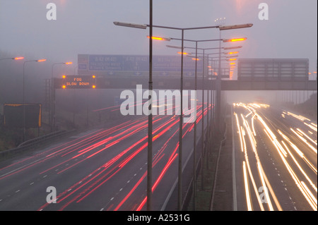 Autos auf der Autobahn M1 in Loughborough, Leicestershire, UK, bei Nebel Stockfoto