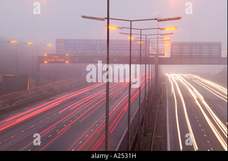 Autos auf der Autobahn M1 in Loughborough, Leicestershire, UK, bei Nebel Stockfoto