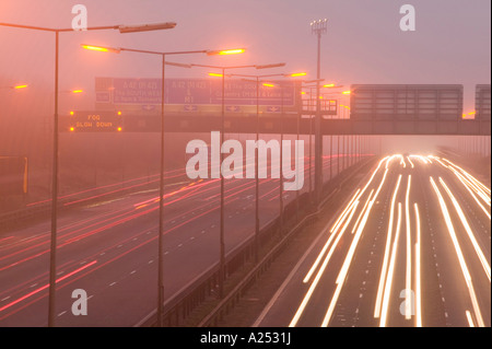 Autos auf der Autobahn M1 in Loughborough, Leicestershire, UK, bei Nebel Stockfoto