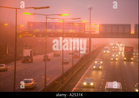 Autos auf der Autobahn M1 in Loughborough, Leicestershire, UK, bei Nebel Stockfoto