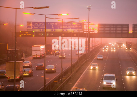 Autos auf der Autobahn M1 in der Nähe von Loughborough, Großbritannien bei Nebel Stockfoto