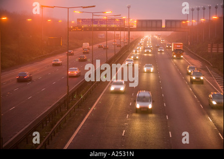 Autos auf der Autobahn M1 in der Nähe von Loughborough, Großbritannien bei Nebel Stockfoto