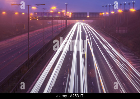 Autos auf der Autobahn M1 in der Nähe von Loughborough, Großbritannien bei Nebel Stockfoto