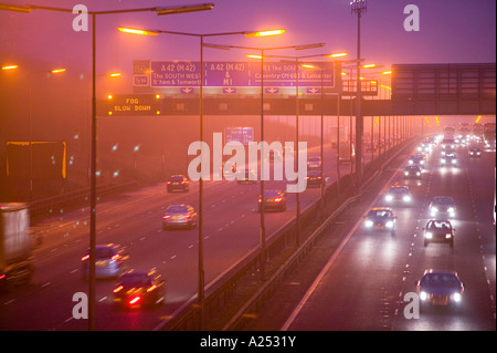 Autos auf der Autobahn M1 in der Nähe von Loughborough, Großbritannien bei Nebel Stockfoto