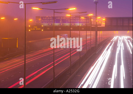 Autos auf der Autobahn M1 in der Nähe von Loughborough, Großbritannien bei Nebel Stockfoto