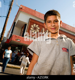 Junge auf Straßen von Mazatlan Mexiko schaut in die Kamera Stockfoto