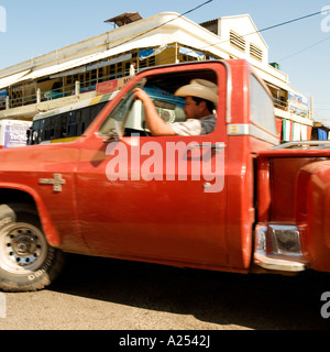 Mexikanische Mann tragen Cowboy treibt eine Pick up Truck schnell um die Ecke Stockfoto