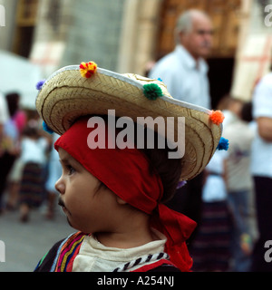 Ein Junge gekleidet als Juan Diego am Tag der Heiligen Jungfrau in Mazatlan, Sinaloa, Mexiko Stockfoto