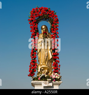 Ein gold bemalte Statue der Jungfrau zum Gedenken an den Tod von Hurricanes Mazatleco Fischers. Mazatlan Mexiko Stockfoto