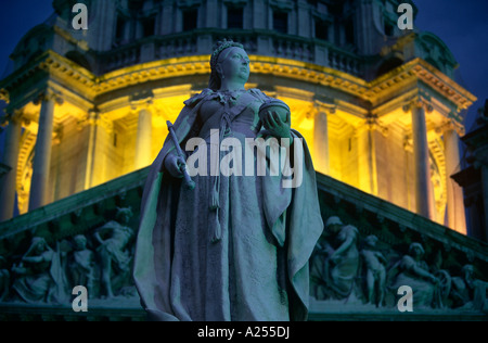 Königin Victoria' s Statue steht vor dem Rathaus von Belfast, Nordirland mit Flutlicht. Stockfoto