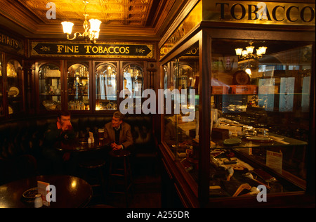 Trinker genießen Sie einen ruhigen Pint Bier an Robinsons Bar in Great Victoria Street, Belfast. Stockfoto