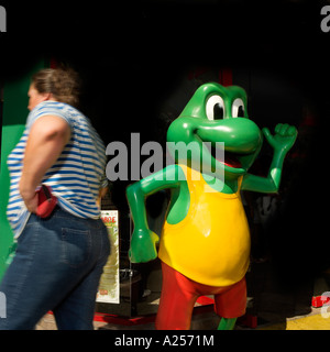 Ein Leben Größe grünen Frosch steht vor einem Bekleidungsgeschäft in der Innenstadt von Mazatlan Mexiko Stockfoto