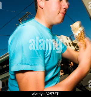 Junge geht in einer Unschärfe essen Eis auf den Straßen der Innenstadt von Mazatlan Mexiko Stockfoto