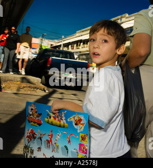 Junge trägt einen Weihnachts-Adventskalender auf den Straßen von Mazatlan Mexiko Stockfoto