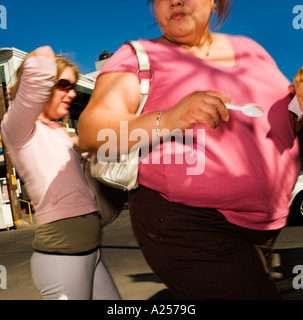 Frauen essen Eis auf den Straßen von Mazatlan Mexiko 2007 Stockfoto