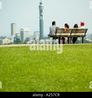 Primrose Hill mit der Londoner Skyline im Hintergrund 2006 Menschen Fokus Stockfoto