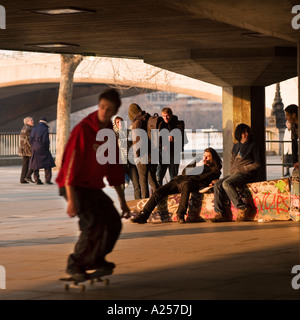 Skateboarder hängen an Londons South Bank in der Abendsonne Stockfoto