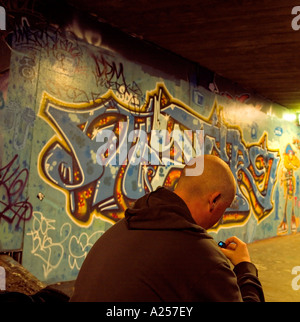 London Jugend rumhängen Skateboard South Bank keine Modellfreigabe erforderlich Rückansicht allgegenwärtigen haarlose unkenntlich Bursche Stockfoto