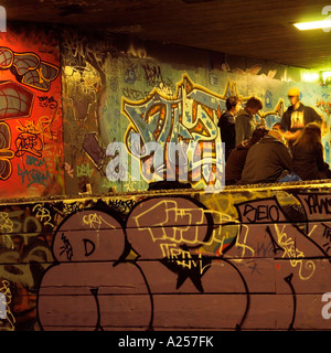 London-Jugend hängen an Skateboard-Park am Südufer Stockfoto