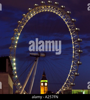 London Eye Millennium Wheel in der Nacht mit Big Ben im Hintergrund 2007 Stockfoto