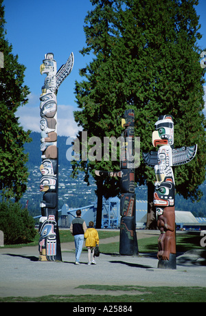 TOTEM POLE AUF HÜGEL IM STANLEY PARK MIT BLICK AUF VANCOUVER BRITISH COLUMBIA KANADA Stockfoto