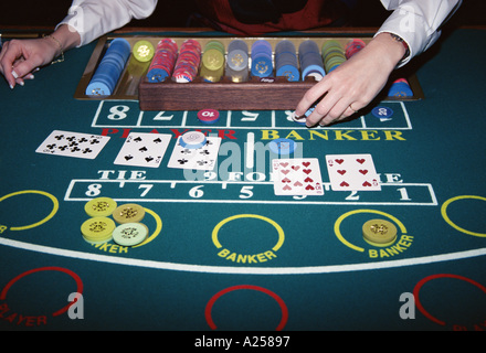 NAHAUFNAHME VON KARTE SPIEL IM CASINO MIT WOMANS HÄNDEN CHIPS ZU TUN Stockfoto