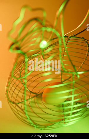 Ei im Huhn Drahtkorb Stockfoto