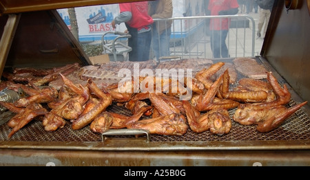 Rippen und Putenflügel und Bein über offenen Feuer gekocht wird Stockfoto