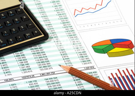 Bericht und Tabelle mit Taschenrechner und Kugelschreiber Stockfoto