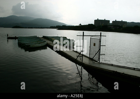 Ruderboote am Pier neben stillgelegten Kernkraftwerk in Trawsfynydd in North Wales UK Stockfoto