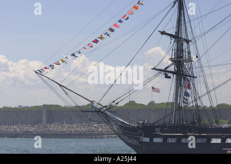 USS Constitution geht Fort Independence drauf s jährlichen Turn-around Kreuzfahrt Stockfoto