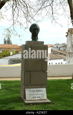 Skulptur von Victor Mendes Dichter Schriftsteller im Jardim Doutor Santiago Moura Baixo Alentejo Portugal Europa Stockfoto