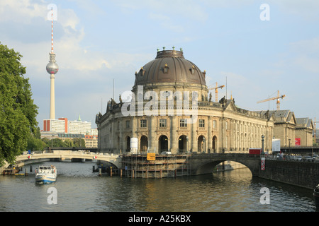 Bode-Museum auf der Museumsinsel. Fernsehturm im Hintergrund, Deutschland, Berlin Stockfoto