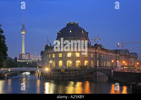 Bode-Museum auf der Museumsinsel. Fernsehturm im Hintergrund, Deutschland, Berlin Stockfoto