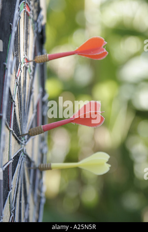 drei Darts in einer Dart-Scheibe Stockfoto