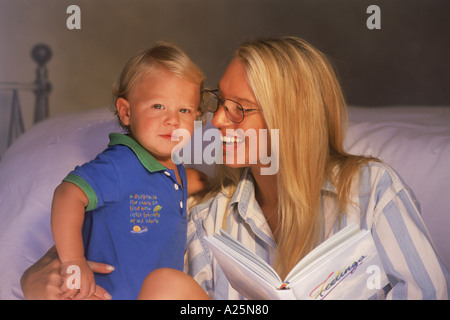 Mutter umarmt Baby Sohn im Schlafzimmer Stockfoto