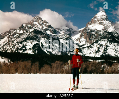 Solo Langläufer begibt sich auf den verschneiten Trail vor den hohen Gipfeln des Grand Teton National Park in Wyoming Stockfoto