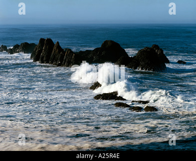 Schweren Surf stürzt gegen Offshore-Felsen im Seal Rock State Park an der Küste Oregons Stockfoto