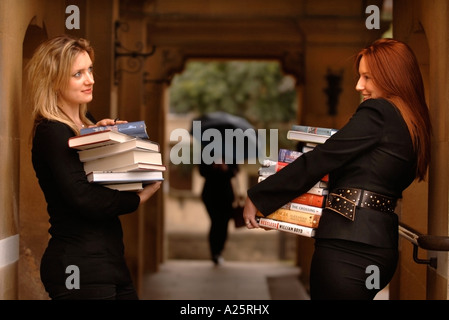 ZWEI FRAUEN, DIE DIE BÜCHER AN DER CHELTENHAM LITERATUR FESTIVAL UK OKT 2006 Stockfoto